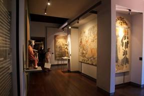Vista de parte da sala de exposição da pintura a fresco.
