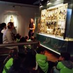 Alunos durante visita orientada ao Museu, junto ao Tríptico da Natividade.
