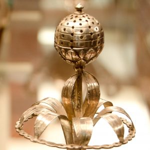 Fruto. Pormenor de paliteiro em prata. Século XIX.
