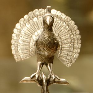 Pavão. Pormenor de paliteiro em prata. Século XIX.